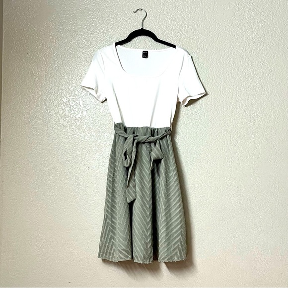SHEIN EMERY ROSE Two Tone Belted A-line Dress (Green, Medium) - Picture 2 of 11